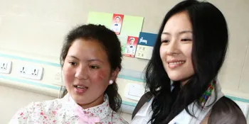 Zhang Ziyi Kunjungi Remaja Korban Gempa