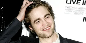 Robert Pattinson Cukur Rambut Gara-Gara Kutu?