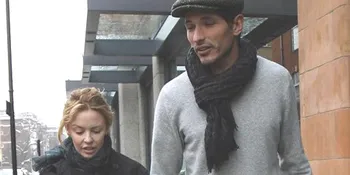 Perbedaan Tinggi Badan Bukan Masalah Bagi Kylie Minogue 