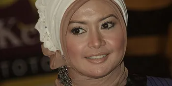 Edies Adelia Lega Pakai Jilbab