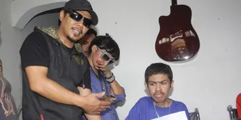 Krisyanto dan Nesa Pical Iba Beri Santunan Penyandang Cacat