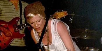 Masuk Arena Konser, Pink Terjun Dengan Balon