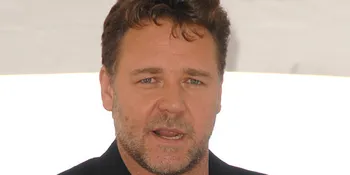 Russell Crowe Kunjungi Korban Kebakaran di Marysville
