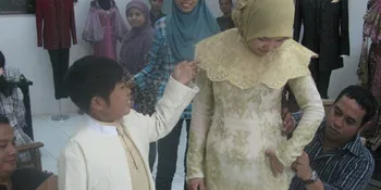 Nikahi Gadis Pesantren, Adul Fitting Baju Pengantin