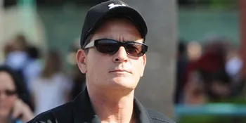 Charlie Sheen Jalani Hukuman Sebagai Pelatih Akting Gratis
