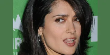 Ular Nimbrung Saat Wawancara, Salma Hayek Shock
