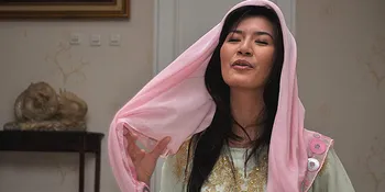 Asti Ananta Lancar Cium Hajar Aswad