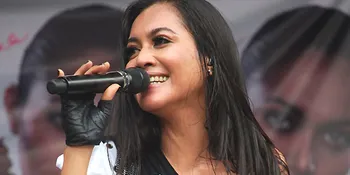 Telinga Denada Ditindik 12 Peniti