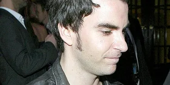 Kelly Jones Hadiri Pemakaman Stuart Cable