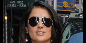 Salma Hayek Doyan Makan Serangga