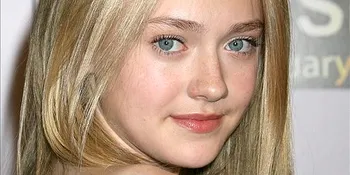 Dakota Fanning Salah Masukkan Bola