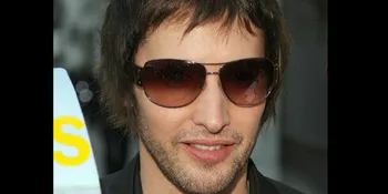 Manggung di Pesawat Terbang, James Blunt Capai Rekor Dunia