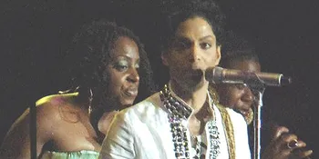 Prince Jualan Album Baru Lewat Surat Kabar