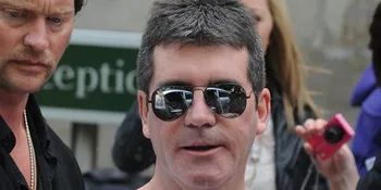 Simon Cowell Kirim Tongkat Penyangga Untuk Paula Abdul