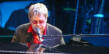 Elton John Mengenal Cinta di Usia 43