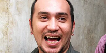 Bentuk Dukungan, Gary Beli Sepatu Spanyol