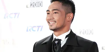 Yama Carlos Tak Canggung Mencium Agastia Kandau
