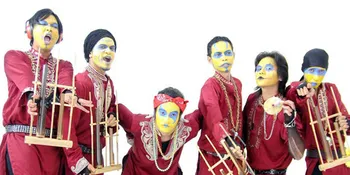 Kuburan Padukan Hip Hop, Angklung Dan Religi