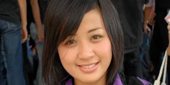 Astrid Deg-degan Diiringi Orkestra