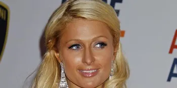 Paris Hilton Mandi Sampanye