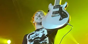 Konser All Time Low Bertaburan Bra Warna Warni
