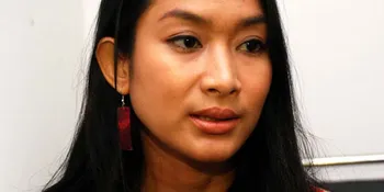 Happy Salma Produseri Drama 'Hanya Salju dan Pisau Batu'