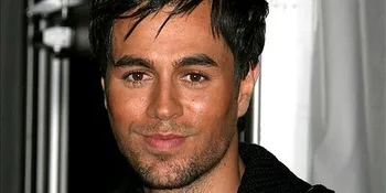 Enrique Iglesias Jadi Bugil Beneran!