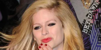 Avril Lavigne Ketagihan Eyeliner