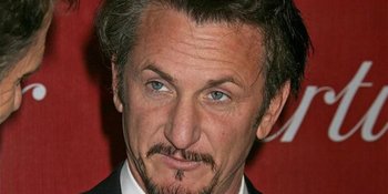 Sean Penn Curigai Niat Wyclef Jean Nyalon Presiden
