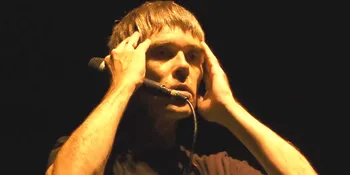 Ian Brown Bergaya 'Absurd' di Jakarta