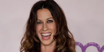 Alanis Morissette Hamil Anak Pertama
