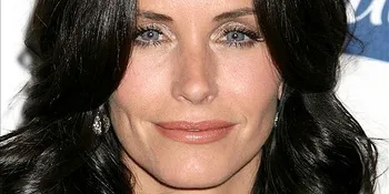 Tak Dapat Emmy, Courteney Cox Sakit Hati