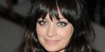 Nicole Richie Menari di Depan Kaca Sebelum Keluar