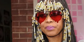 Erykah Badu Bayar Denda US$500 Akibat Buka Baju