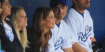 Joe Jonas - Ashley Greene Santai Nonton Road Dogs