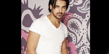 John Abraham Jadi Orang Aneh!