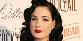 Dita Von Teese Jatuh Cinta Pada Lipstik Merah