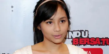 Gita Gutawa Ajak Keluarga ke Singapura