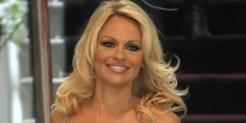 Pamela Anderson Tak Mau Kencani Pria Inggris