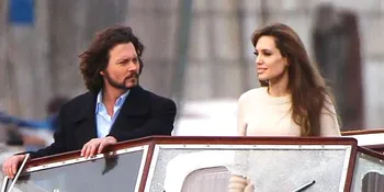 Angelina Jolie - Johnny Depp Ciuman Mesra di Kereta Api