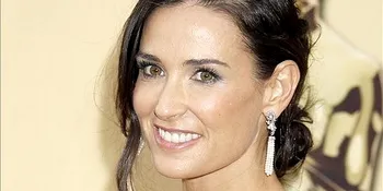 Demi Moore Terbang ke Australia Menuntut Hak