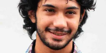 Reza Rahadian Jadi Peneliti Lumba-Lumba