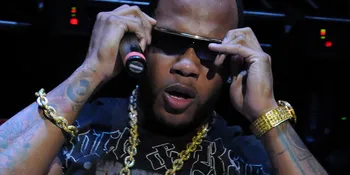 Celana Dalam Cewek Terbang di Konser Flo Rida