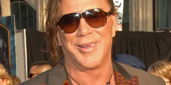 Mickey Rourke Perankan Pemain Rugby, Gay!