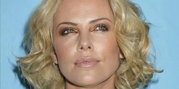 Charlize Theron Cium Simpanse