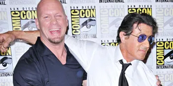 Steve Austin Patahkan Leher Sylvester Stallone