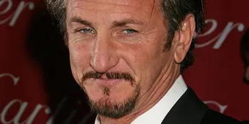 Bill Clinton Serahkan $500.000 Pada Sean Penn