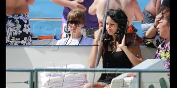 Justin Bieber Peluk Jasmine Villegas di Hawaii