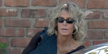 Boneka Farrah Fawcett Untuk Menggalang Dana
