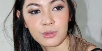 Ratna Galih, Busana Tertutup Ketika Keluar Rumah